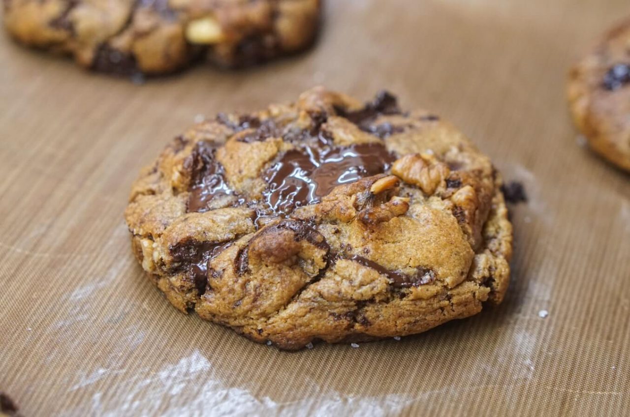 Ein Cookie-Banner auf Websites informiert Nutzer über die Verwendung von Cookies und holt deren Zustimmung ein, bevor Cookies auf ihren Geräten gespeichert werden.