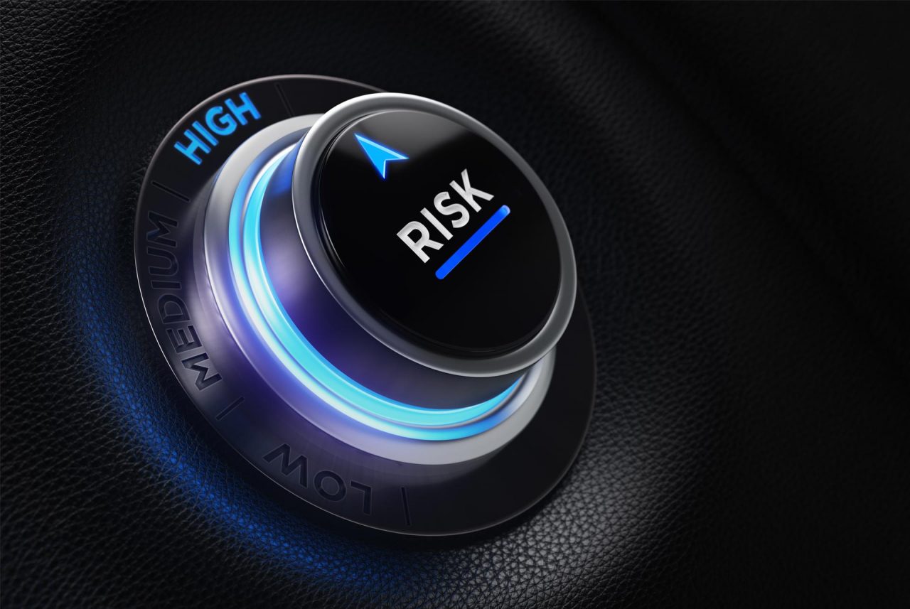 Teaserbild Corporate Trust - Ein Regler mit der Aufschrift RISK weist mit einem Pfeil auf das blau leuchtende Wort HIGH.