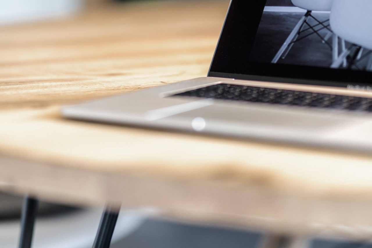 MacBook auf Holztisch