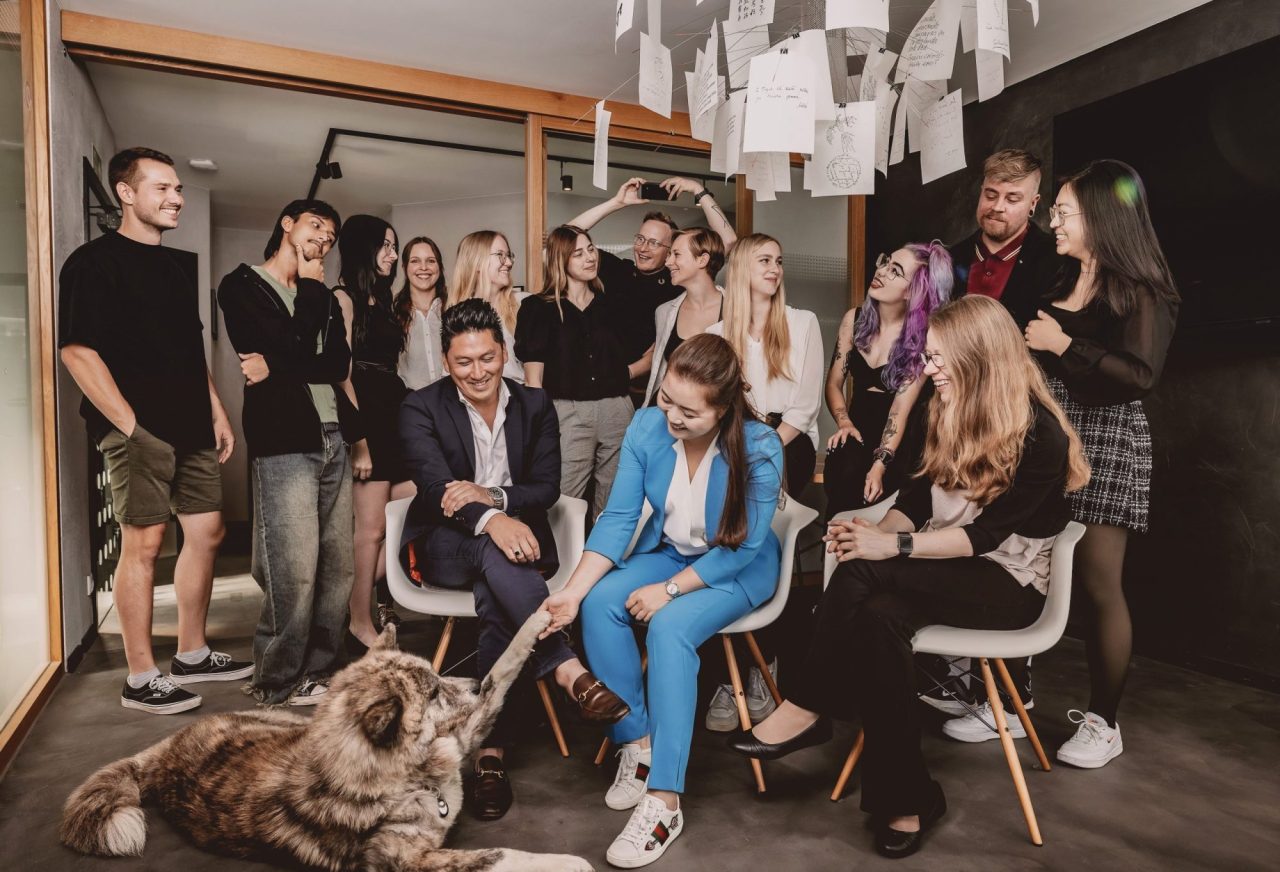 Transmedial Gruppenbild im Meetingraum Spaßfoto