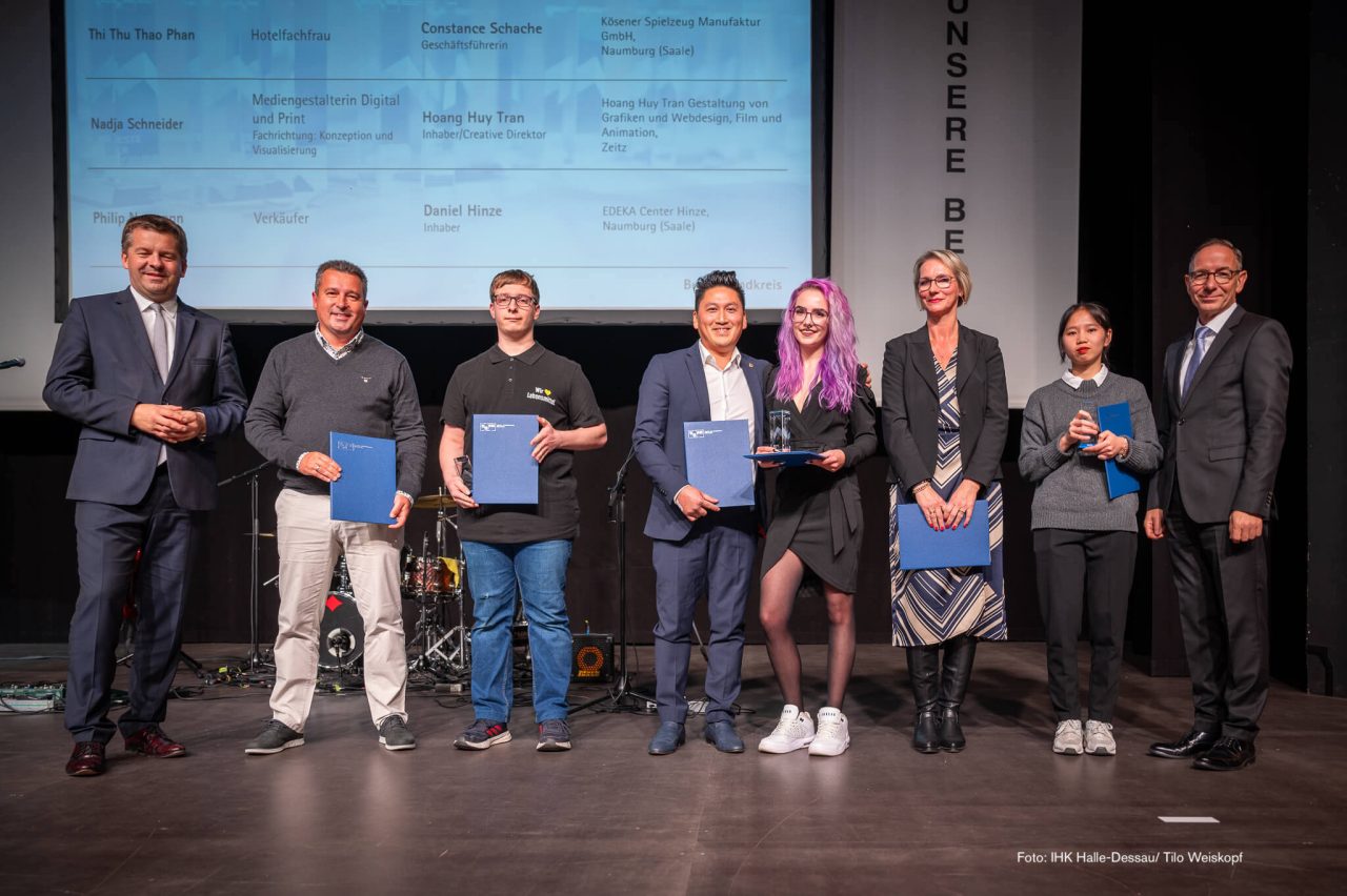 Hoang Huy Tran und Nadja Schneider stehen auf der Bühne zur IHK Bestenehrung in Halle (Saale)