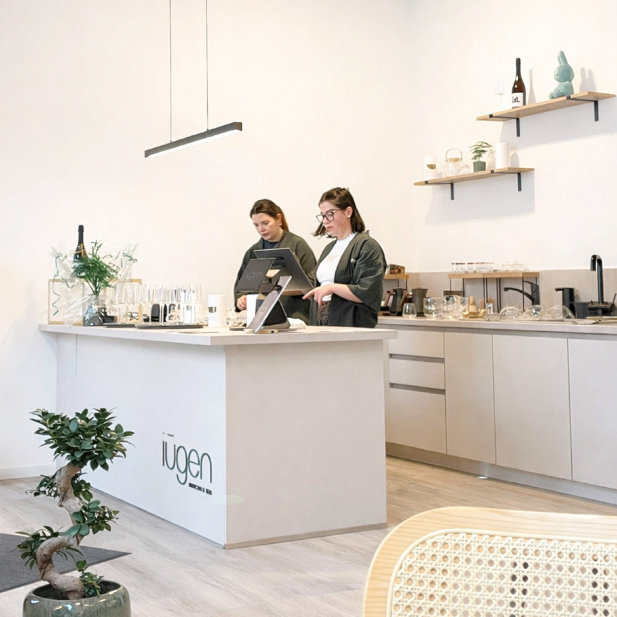Innenansicht des Teehauses der iūgen GmbH in Halle (Saale) mit minimalistischem Design und ruhiger Atmosphäre während der Vorbereitung zur Eröffnung