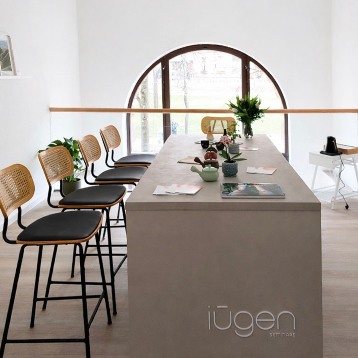 Innenraum des Teehauses der iūgen GmbH in Halle (Saale) mit zentralem Tisch und ruhiger, minimalistischer Gestaltung