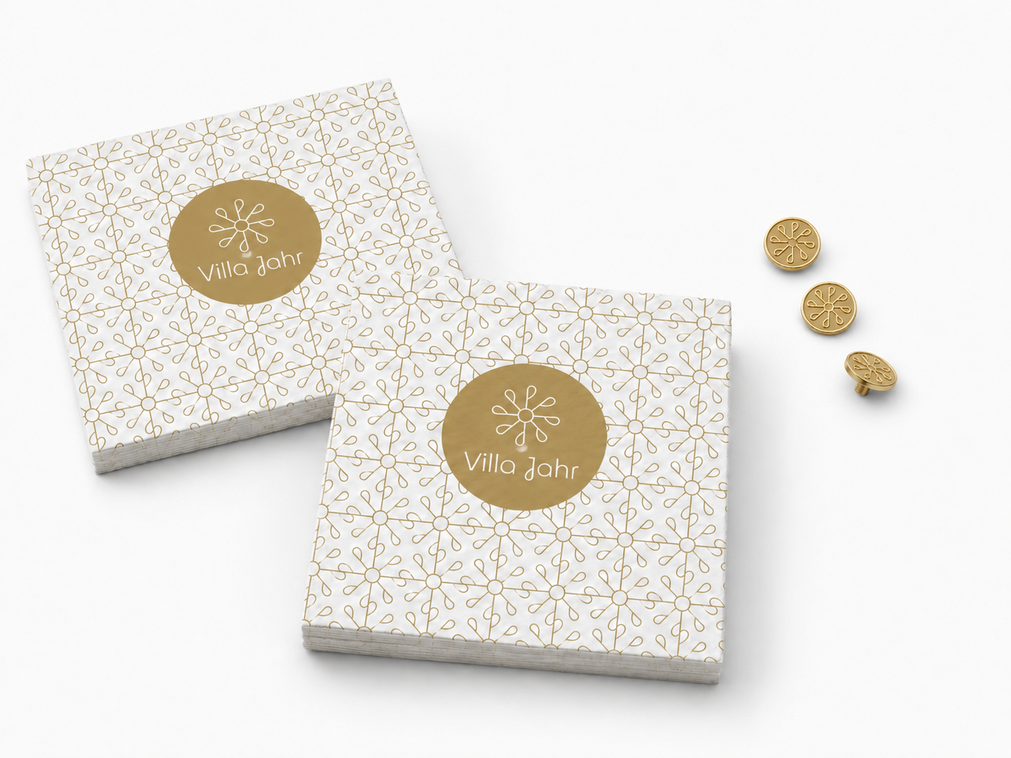 Servietten und Pins im Corporate Design der Villa Jahr